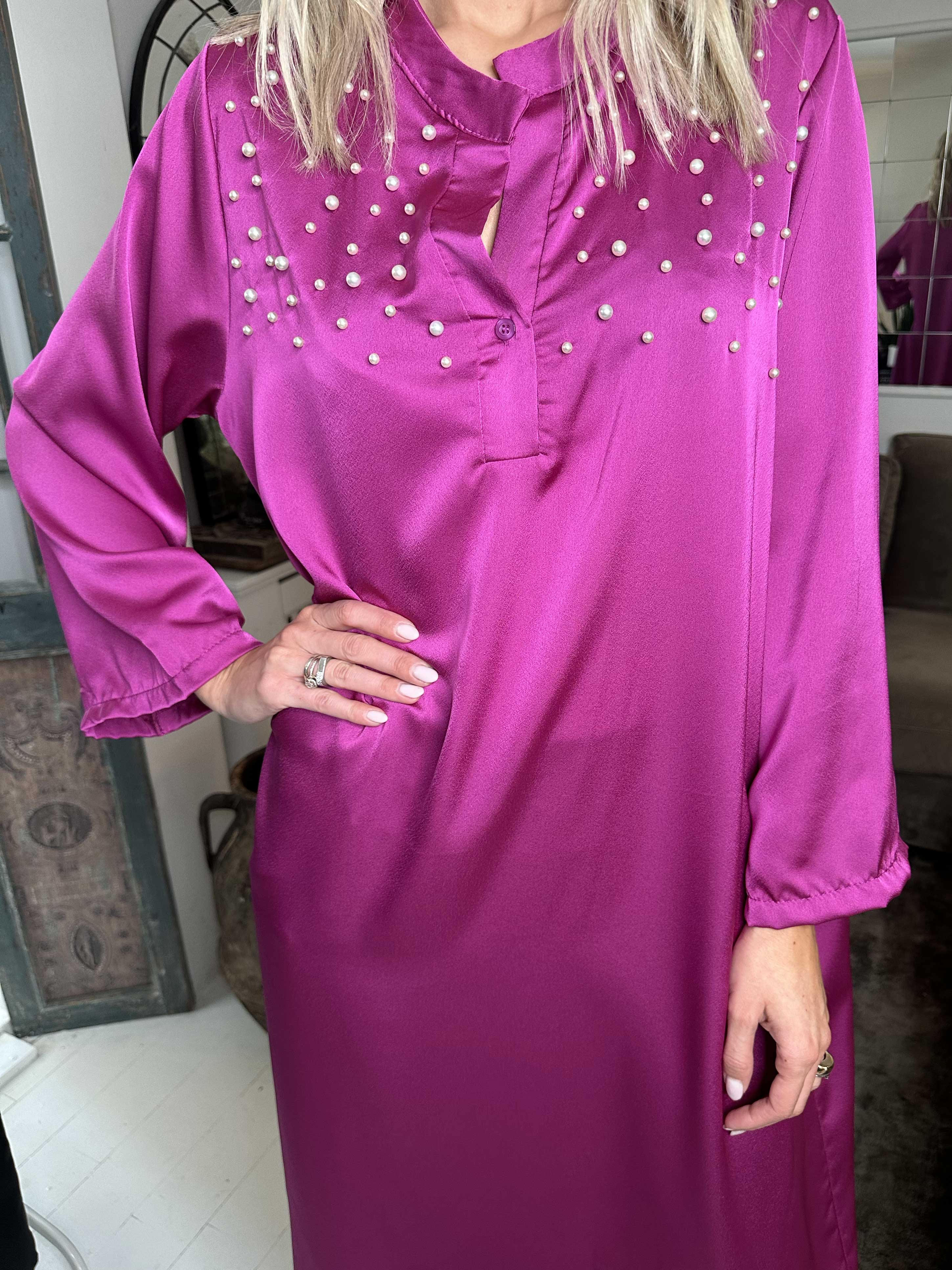 Emilia - Klänning i silkelook med lös passform och vita pärlor